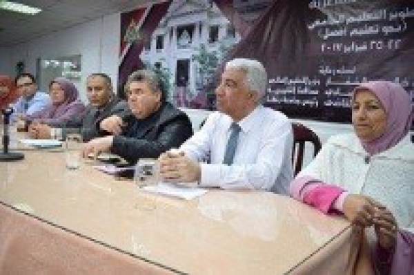 The university president looks closely at the workshops of the education forum