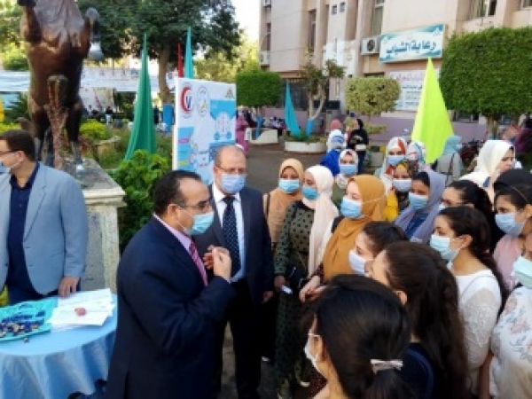 The faculty’s dean and the faculty’s deputy meet the new student at the faculty’s campus